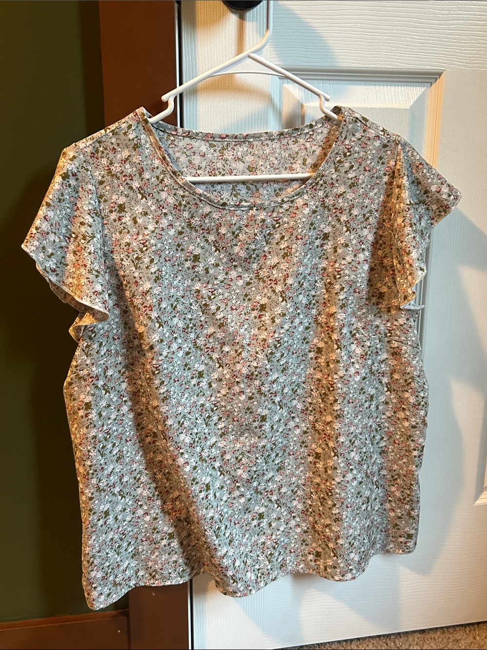 Women’s Light Multi Floral Flutter-Sleeve Blouse